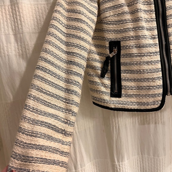 Tweed boucle blazer with leather trim details - Picture 5 of 7